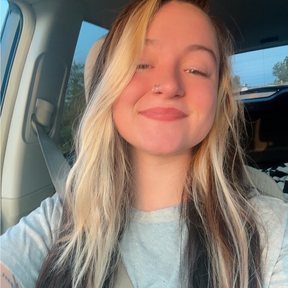 Meet your Posher, Nicole - Picture 2 of 2